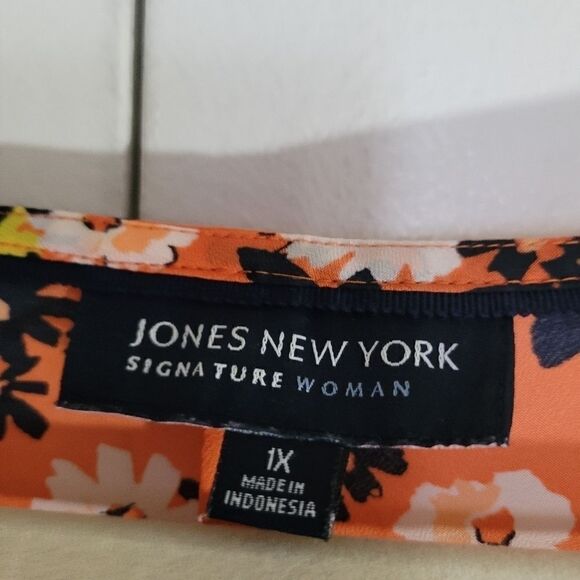 JONES New York Signature Women's Size 1XL Muilt Color Floral top Nwot V Neck - Picture 8 of 8